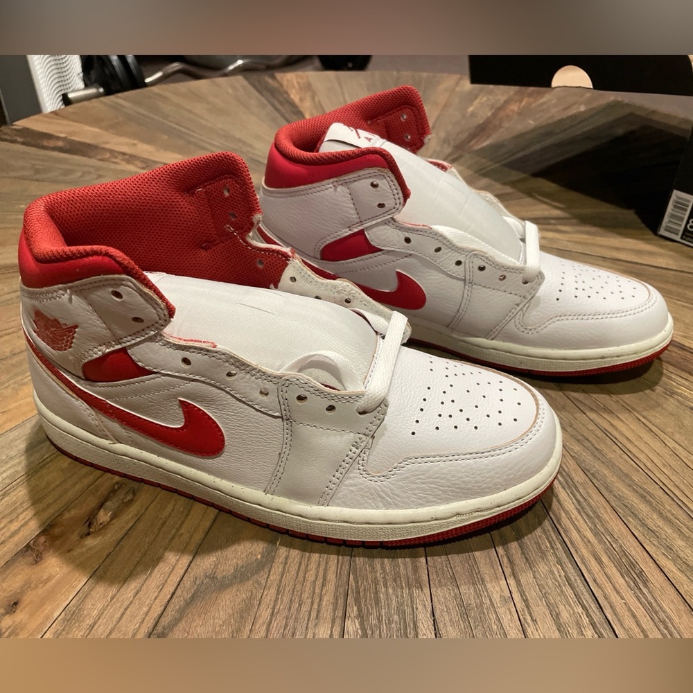 Brand New Air Jordan 1 Mid SE Size 8 In White & Lobster-Dune Red